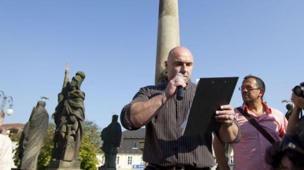 Dělnická strana jde do voleb. Kandidují za ni organizátoři protiromských pochodů