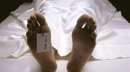 Miliardář z Británie nechal dva měsíce mrtvolu své ženy hnít pod igelitem