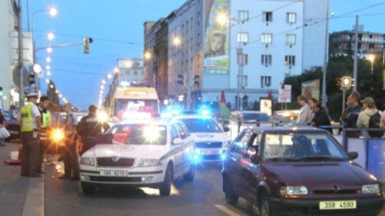 Policisté uzavřeli část Vinohradské ulice. Kvůli podezřelému balíčku