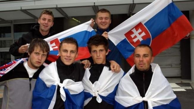 Na Slovensku propukla hokejová horečka, dominují národní barvy 