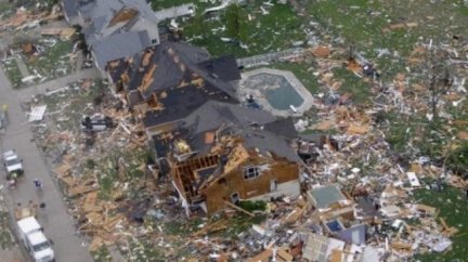 Počet obětí tornád a záplav v USA přesáhl 300