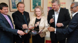 Čtyři kmotři pokřtili DVD Evy Pilarové 50 let na scéně