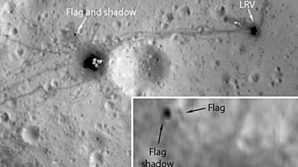 Fotografie NASA ukázaly, že americké vlajky na Měsíci stále stojí