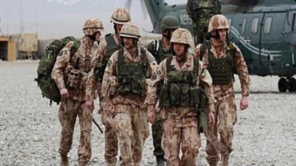 Afghánistán: Vzbouřenci sestřelili vrtulník NATO, posádka přežila