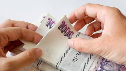 České domácnosti se propadají do dluhů