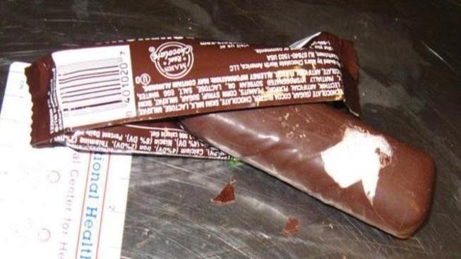 Podnikavec se snažil propašovat drogy v čokoládových tyčinkách, neuspěl