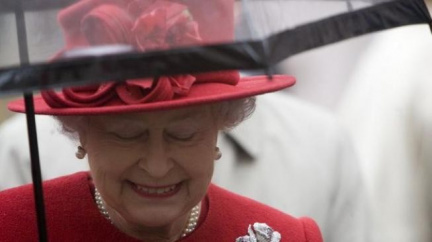 Některé ženy opravdu nestárnou, královna Alžběta přežila 11 premiérů!