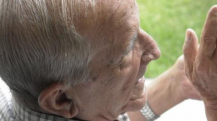 Důchodci dostanou od státu speciální platební kartu