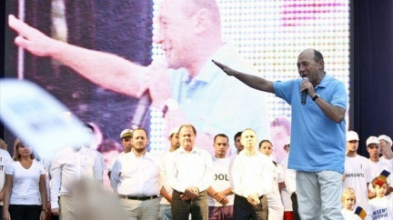 Rumunský prezident ustál referendum a může dál vykonávat svůj úřad