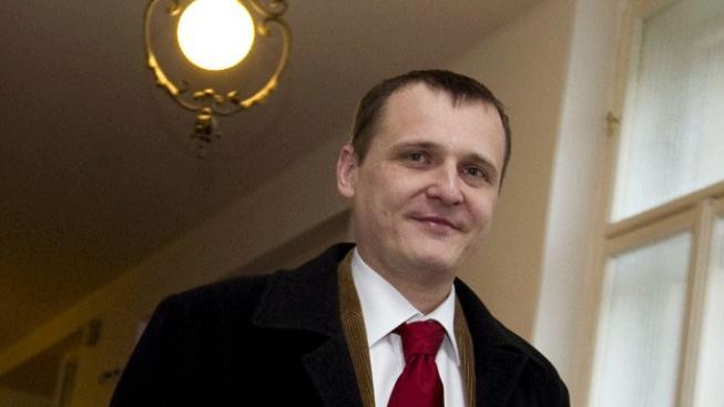 Bárta je pryč, Skanska slaví a miliardy v pr..., naříká tajemník Véček