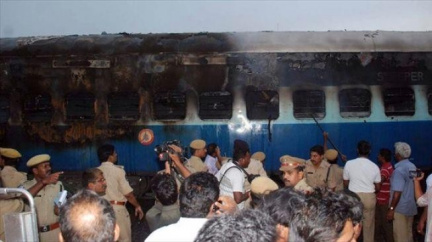 Tragedie nočního vlaku v Indii: 47 spících lidí uhořelo zaživa, desítky zraněny