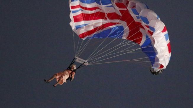 Show s královnou pobavila svět. Alžběta o Bondovi neřekla ani vnukům