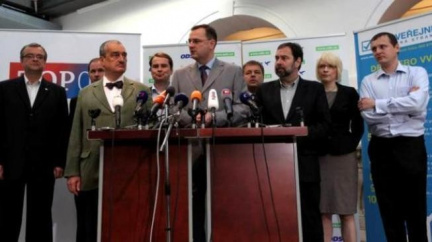 Víkend patovou situaci vlády nevyřešil, nenaznačil ani řešení 