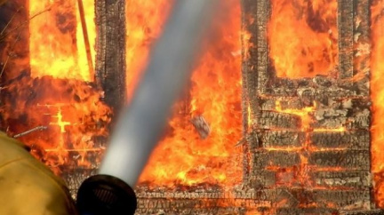 V centru Prahy hoří dům, hrozí že chytnou další