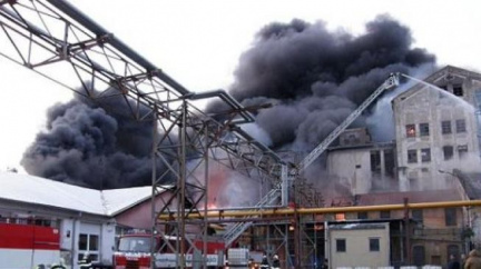 Požár v Chropyni eskaluje, v noci došlo k mohutnému výbuchu