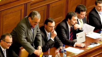Vláda se rozpadá, spoléhá Nečas na přeběhlíky?