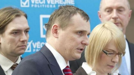 Prezident s Bártovou demisí počká do pondělí