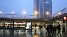 Metro na trase C stojí, do kolejiště spadl člověk