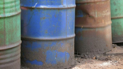 V pražské Dubči vytéká olej do blízkého pole 