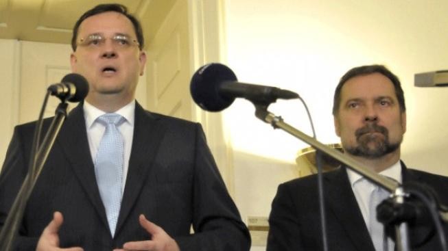 Nečas chce od VV vysvětlení vážné kauzy ´Škárka´