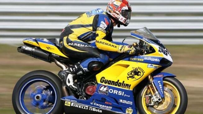 Smrž v závodě superbiků senzačně vedl, nakonec dojel druhý,