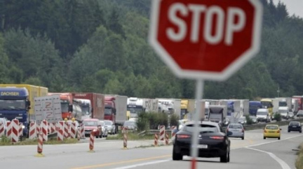 Provoz na D1 zastavila vážná nehoda kamionů a osobního auta