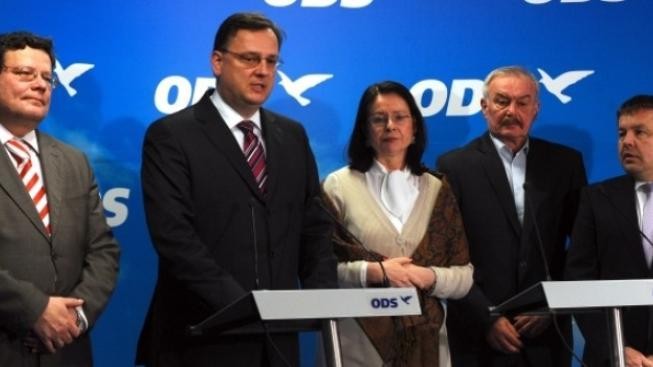 Vládní poslanci se ve sněmovně nechtějí bavit ani o kauze Vondra