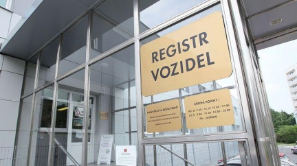 Registr aut funguje. Není ale příliš zatížen, protože je někde zavřeno