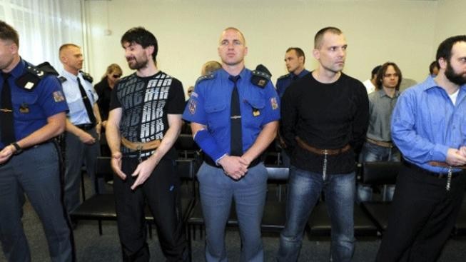 Tři bývalí vojáci dostali 8 a 12 let za loupež v bance