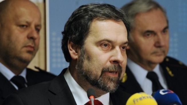 Úspory: Navlékneme kriminalisty do uniforem. Pro Langera sci-fi