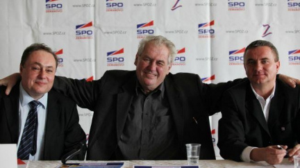 To není strana, spíš církev. Politolog Jelínek se pustil do zemanovců