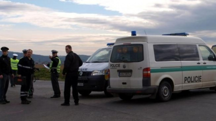 Tank sjel z návěsu kamionu, zablokoval dopravu