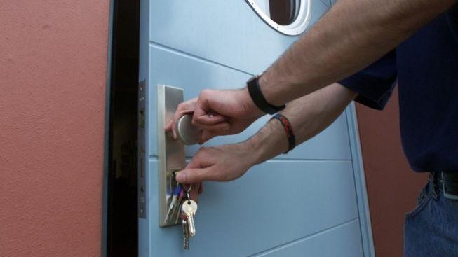 Žena z Prahy si vymyslela požár kvůli zabouchnutým klíčům