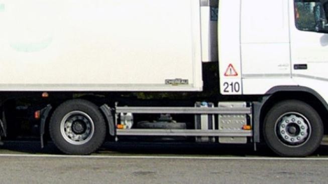 Zloději ukradli a zapálili kamion s osobními automobily