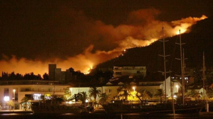 Lesní požár v Chorvatsku. 1400 lidí muselo opustit kempy