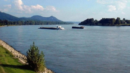 Potopený tanker už z Rýnu odklidili, mrtvého Čecha nenašli