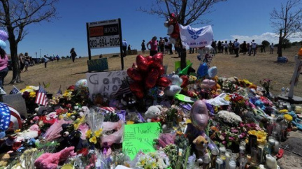 Policie hledá motiv střelby, Denver truchlí za mrtvé