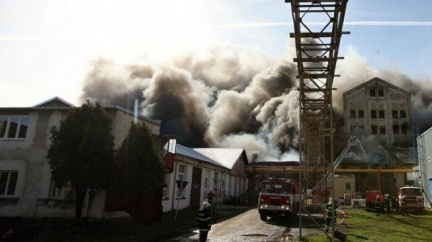 Jedna z největších továren v plamenech. Škody se odhadují na milion 