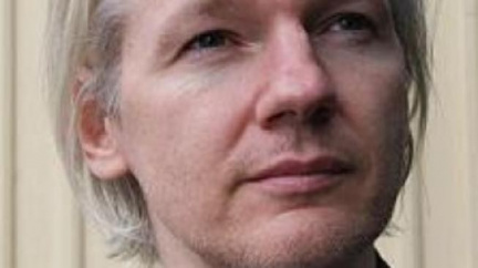 Assange u londýnského soudu bojuje proti vydání do Švédska