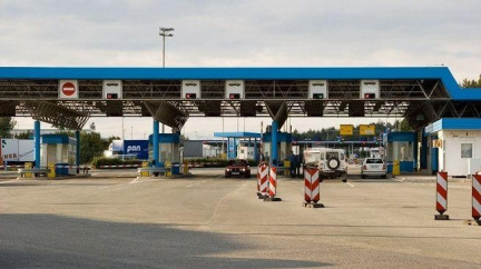 Nespoutaný slovenský řidič vyrazil do Chorvatska. Prorazil závory a ujel