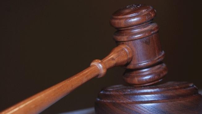 Ukradl zaplavené rodině desetitisíce, soud ho potrestal 3,5 lety