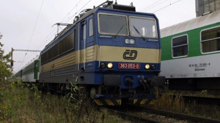 Vlak na Karvinsku srazil dva muže, oba na místě zemřeli