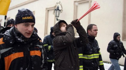 Odbory: Hasičům klesly platy o víc než slibovanou desetinu
