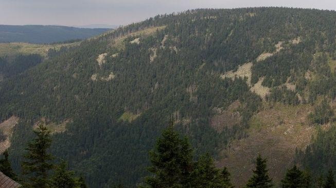 V Jeseníkách se zranila turistka, záchranáři ji v komplikovaném terénu snášeli 2 km