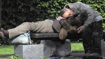 Strážníci, kteří napadli bezdomovce, se prý trestného činu nedopustili