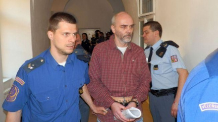 Řidiči, který usmrtil na přechodu dva chlapce, soud zrušil trest