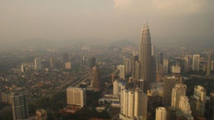 Tisíce mincí na dálnici v Malajsii způsobily chaos