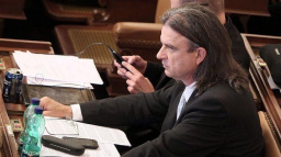 Chaloupka (VV) i jeho asistent popírají obvinění. Každý má svá tvrzení