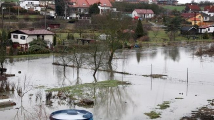 Voda v Labi už pomalu klesá, přesto dělá potíže