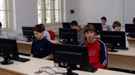 Polsko: Středoškoláci si na internetu najímají partnery na maturitní plesy